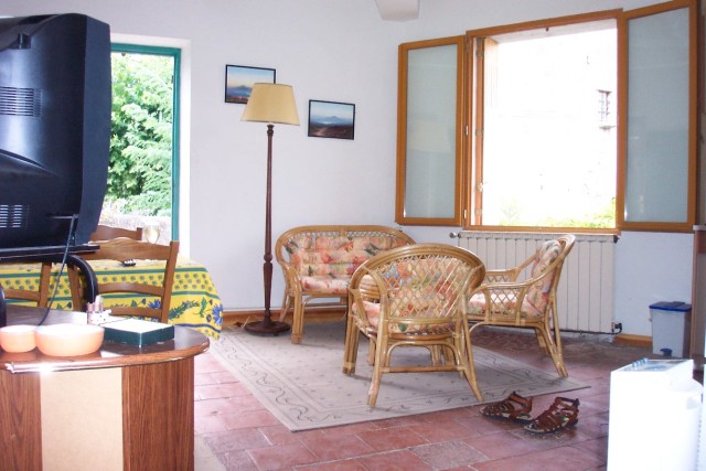 Gite_livingroom_03.jpg  (65.9 Kb)